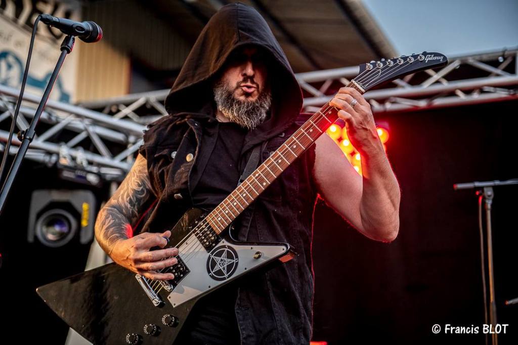 Cette image a un attribut alt vide ; le nom du fichier est fb_1.jpg